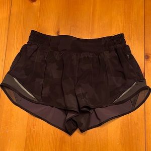 Lululemon- Hotty Hot low rise shorts - 2.5inch black camo